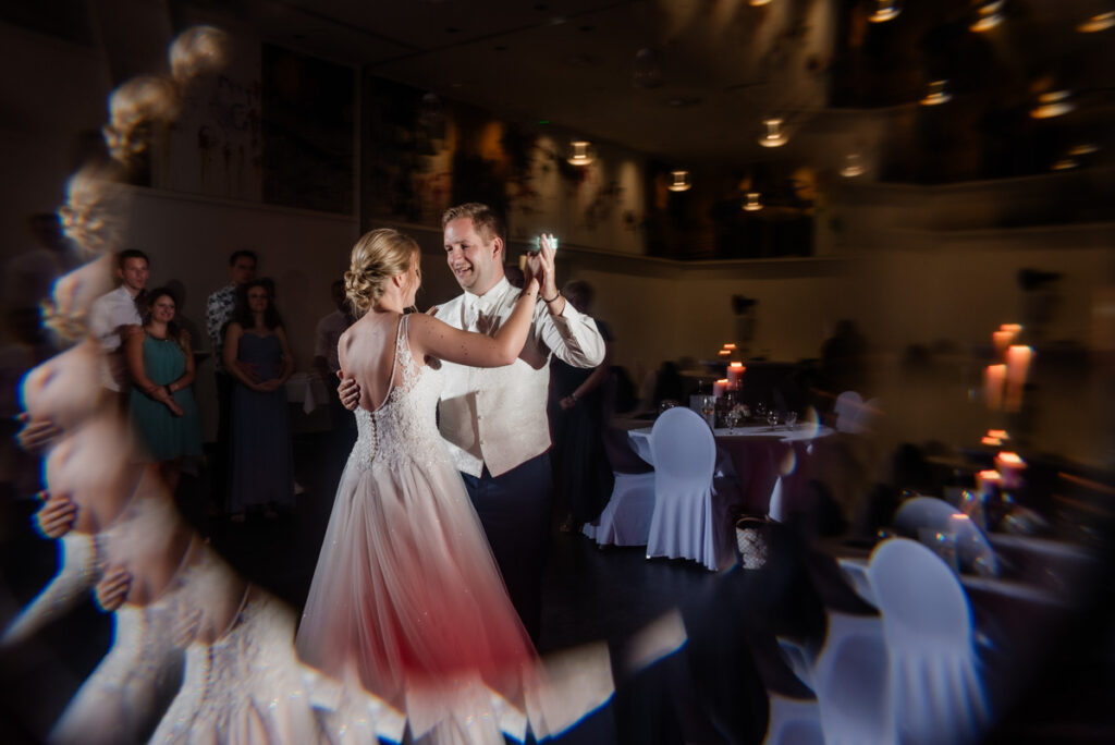 Hochzeitsfotograf Essen fotografiert den Eröffnungstanz zur Hochzeit im Mintrops Land Hotel