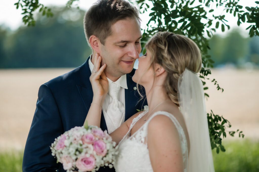 Hochzeitsfotograf Essen fotografiert ein sich küssendes Brautpaar