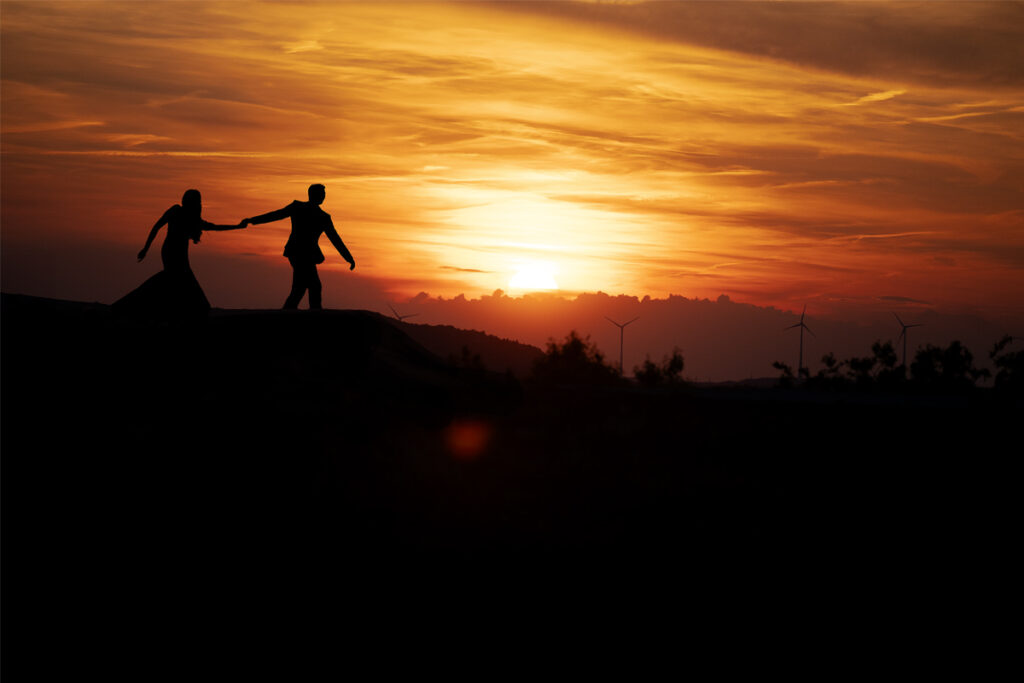 hochzeitsfotograf essen fotografiert ein Brautpaar auf der Halde in Bottrop im Sonnenuntergang