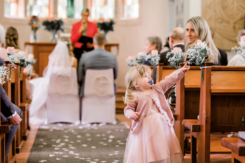 hochzeitsfotograf essen fotografiert ein mädchen bei der kirchlichen trauung