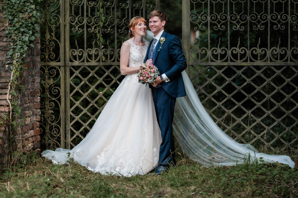 hochzeitsfotograf solingen fotografiert ein glückliches hochzeitspaar vor dem wasserschloss hackhausen