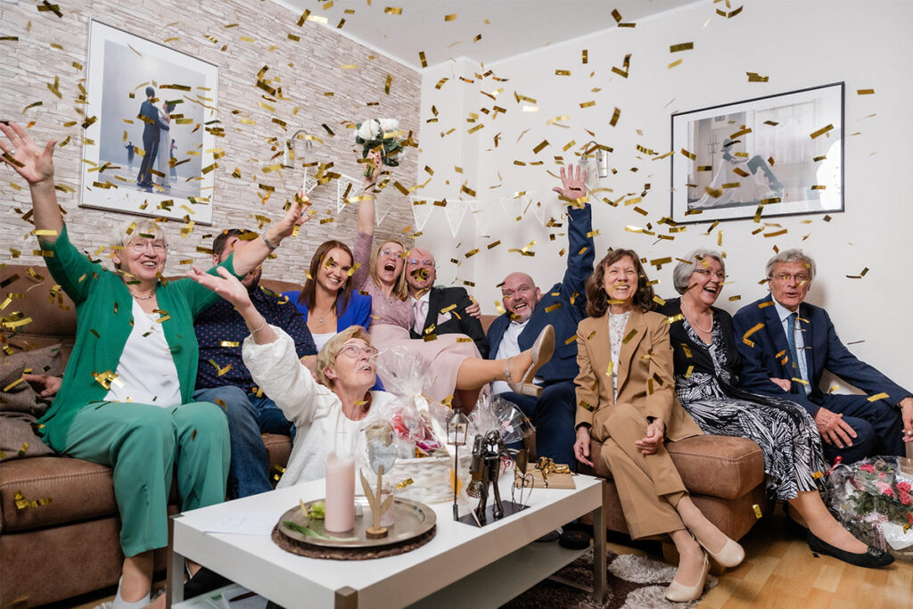 Hochzeitsgäste lassen Konfetti fliegen