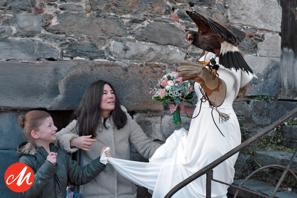 Braut mit Raubvogel auf der Schulter