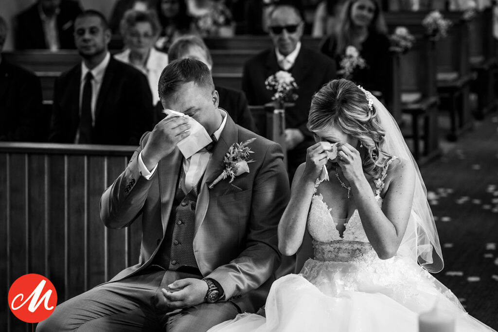 weinendes Hochzeitspaar bei der kirchlichen Trauung