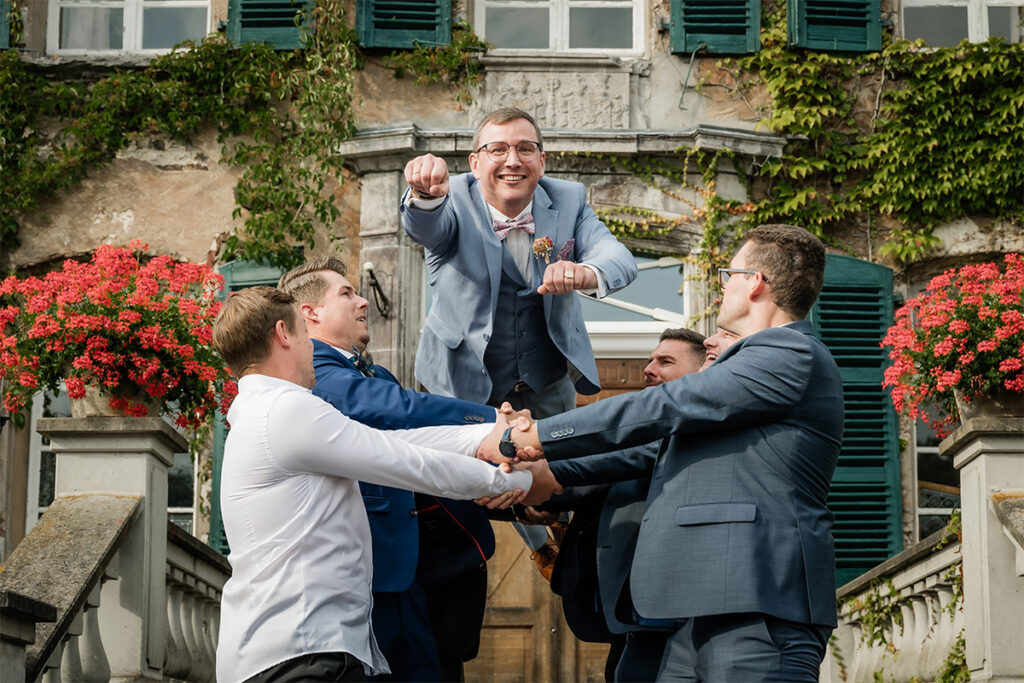 Bräutigam und seine Freunde auf der Hochzeit Schloss Linnep