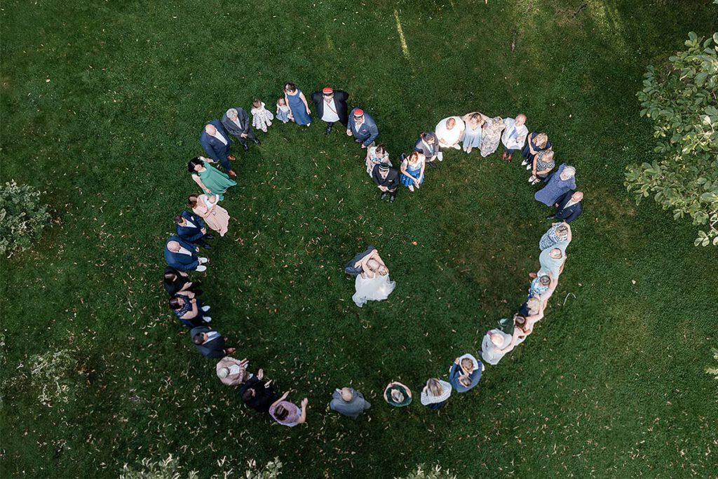 hochzeitsgäste bilden ein herz