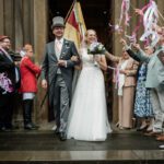 hochzeitspaar kommt aus der kirche