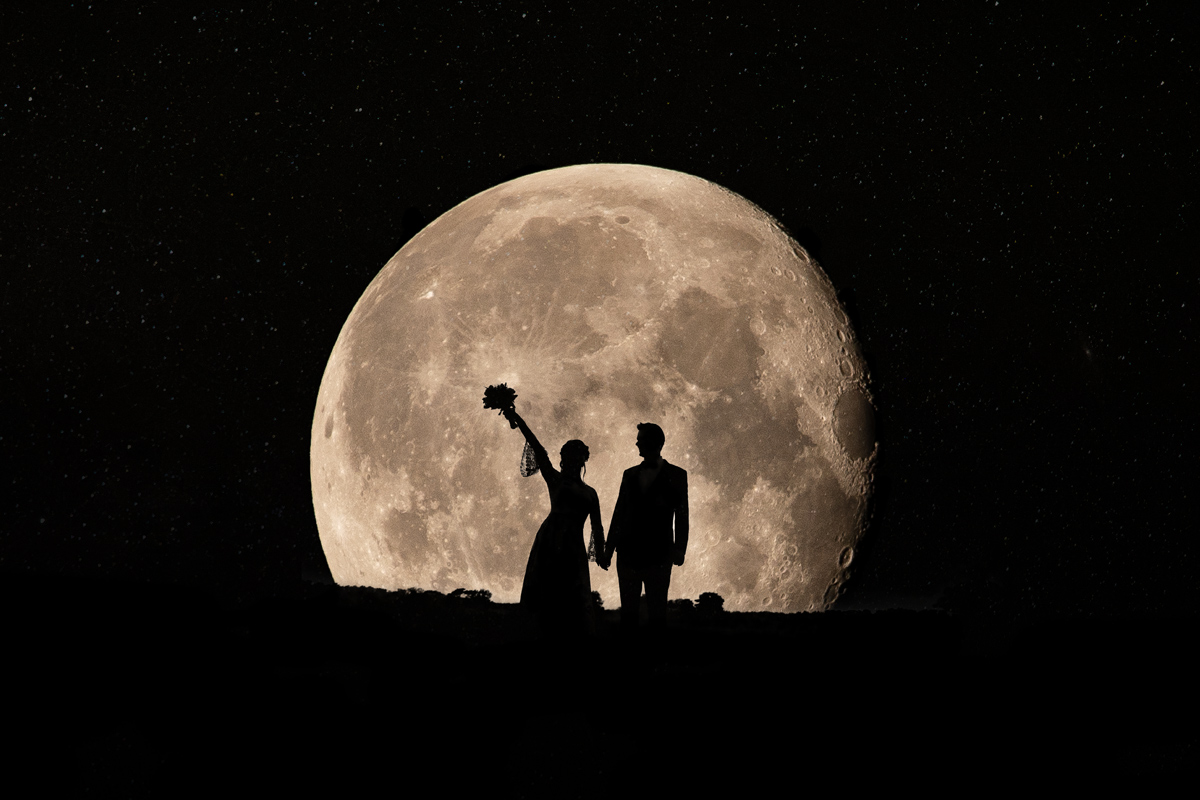 hochzeitsfotograf essen fotografiert ein Brautpaar gegen den Vollmond