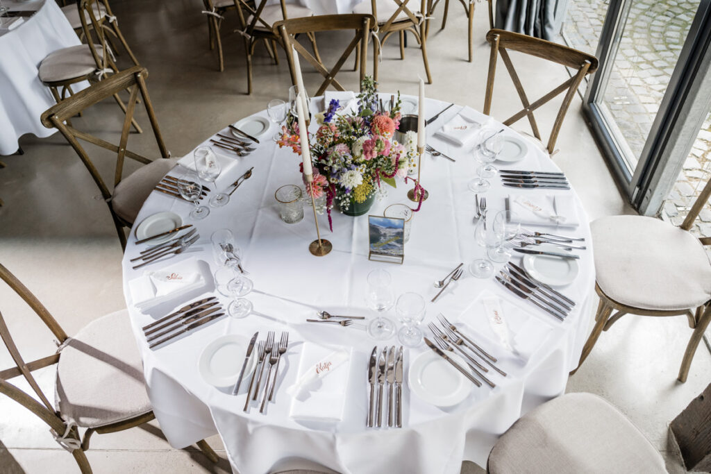 festlich gedeckter Tisch zur Hochzeit im Schloss Linnep