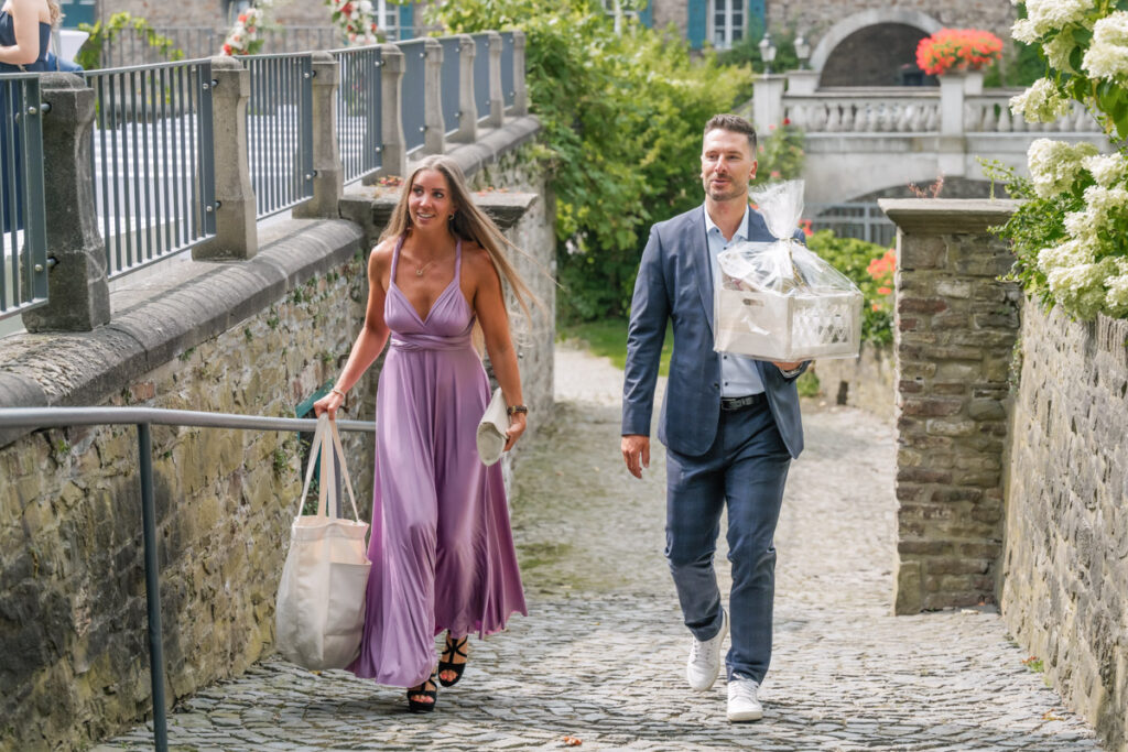 hochzeitsfotograf essen fotografiert ankommende Gäste