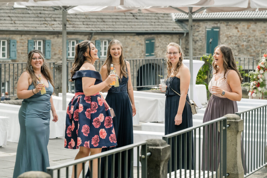 Gäste warten auf das Brautpaar