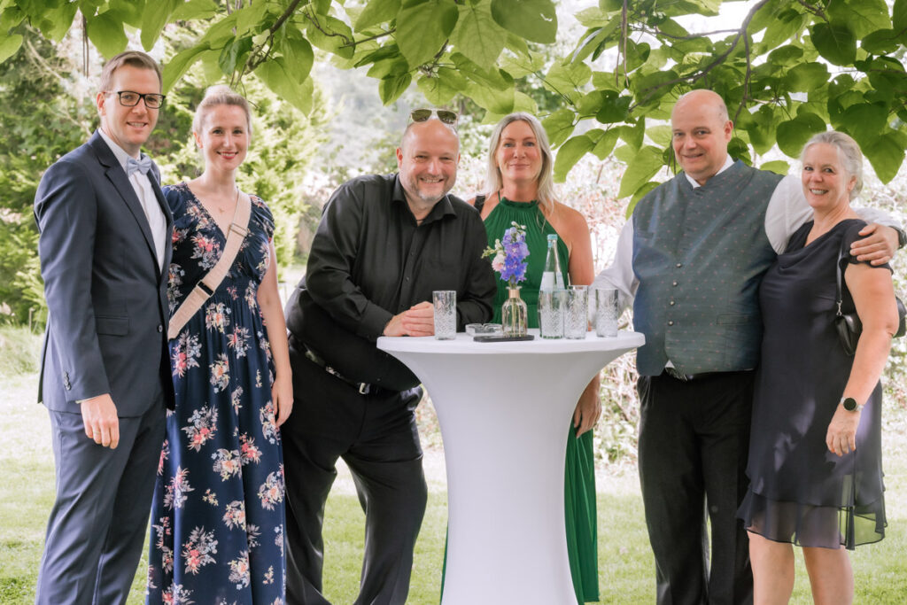 hochzeitsfotograf essen fotografiert wartende Gäste auf einer Hochzeit