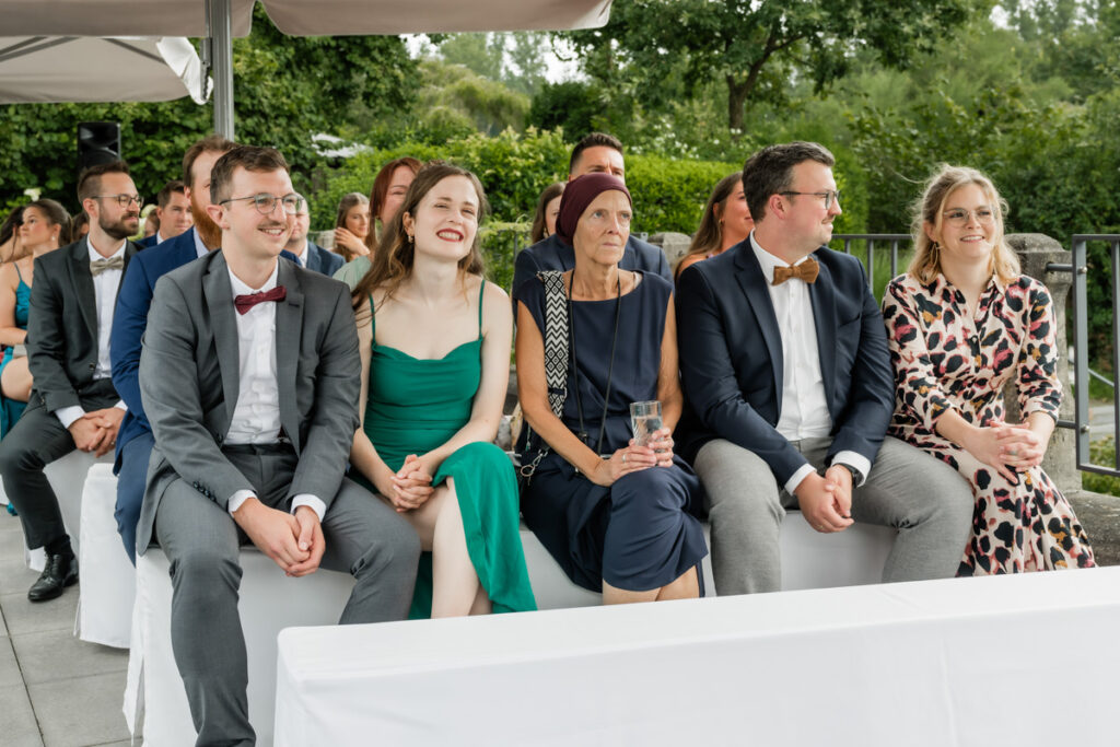 hochzeitsfotograf essen fotografiert Gäste bei der freien Trauung