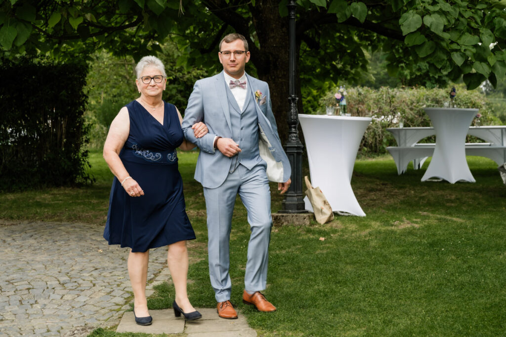 hochzeitsfotograf essen fotografiert den Bräutigam