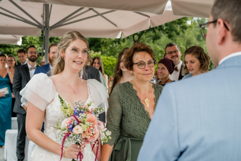 Bräutigam nimmt seine Braut in Empfang