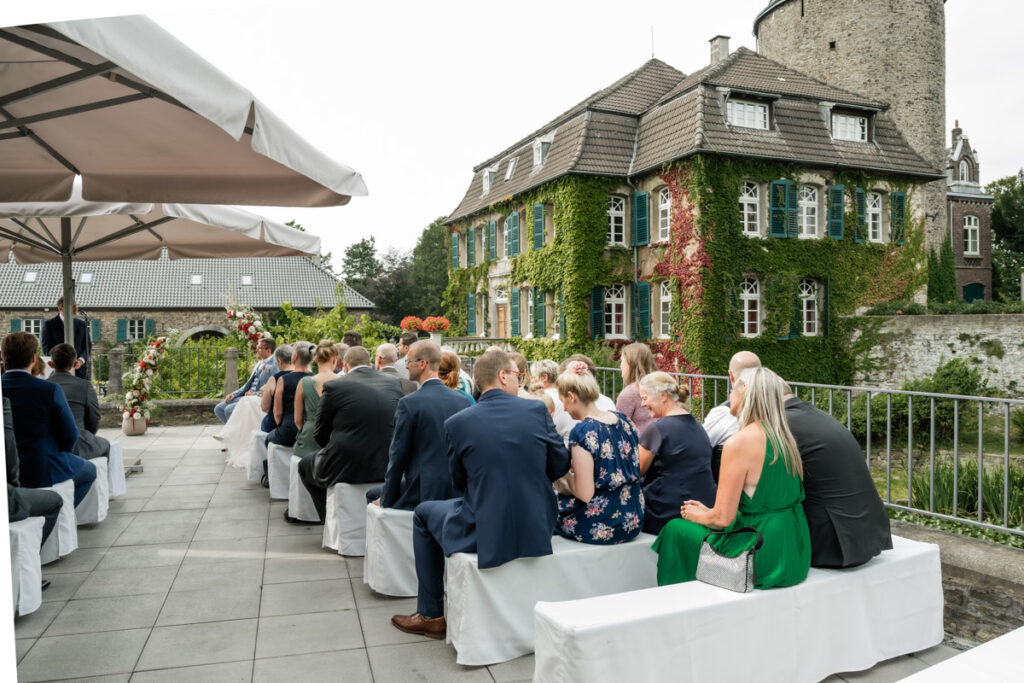 hochzeitsfotograf essen fotografiert eine freie Trauung auf Schloss Linnep