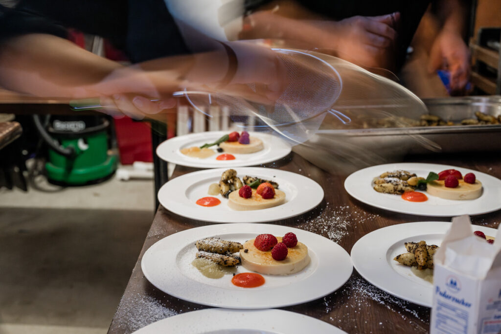 das Dessert mit Beeren auf vielen Tellern