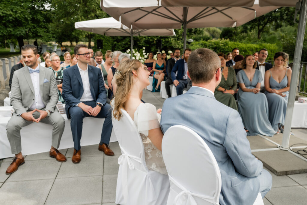freie Trauung mit Gästen auf Schloss Linnep