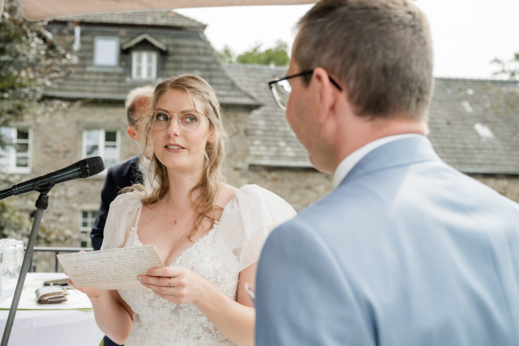 Braut trägt das Eheversprechen vor