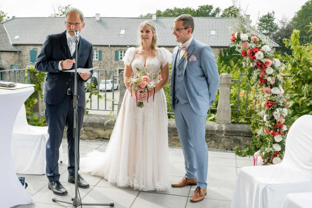 Brautvater hält die Rede zum Brautpaar