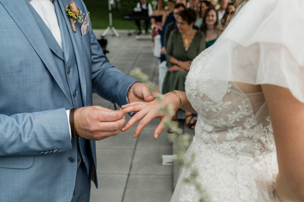 hochzeitsfotograf nrw fotografiert die Ringübergabe