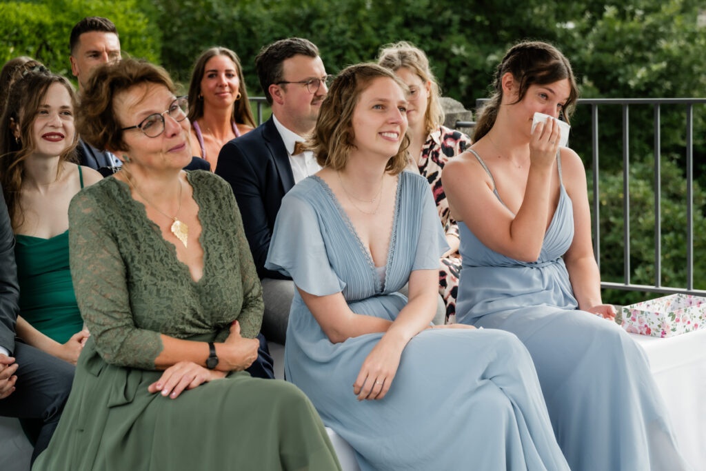 freudentränen der hochzeitsgäste