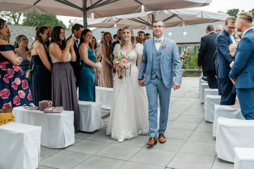 hochzeitsfotograf nrw fotografiert den Auszug des Brautpaares