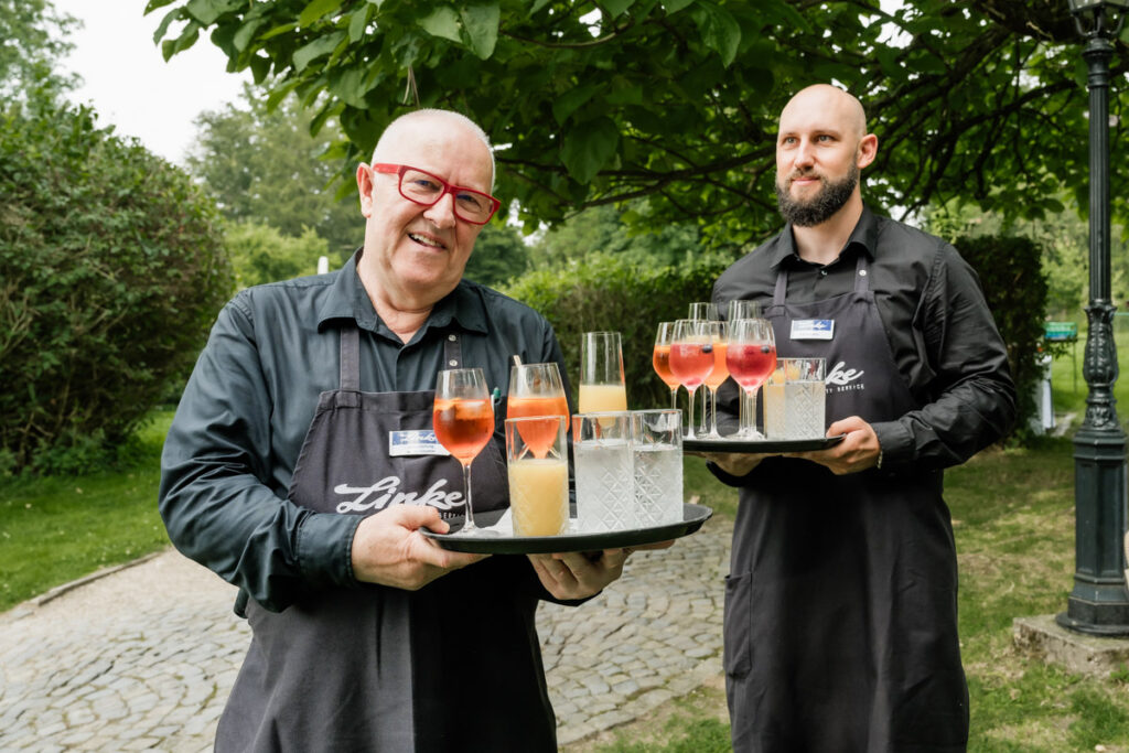 Catering Linke reicht Getränke