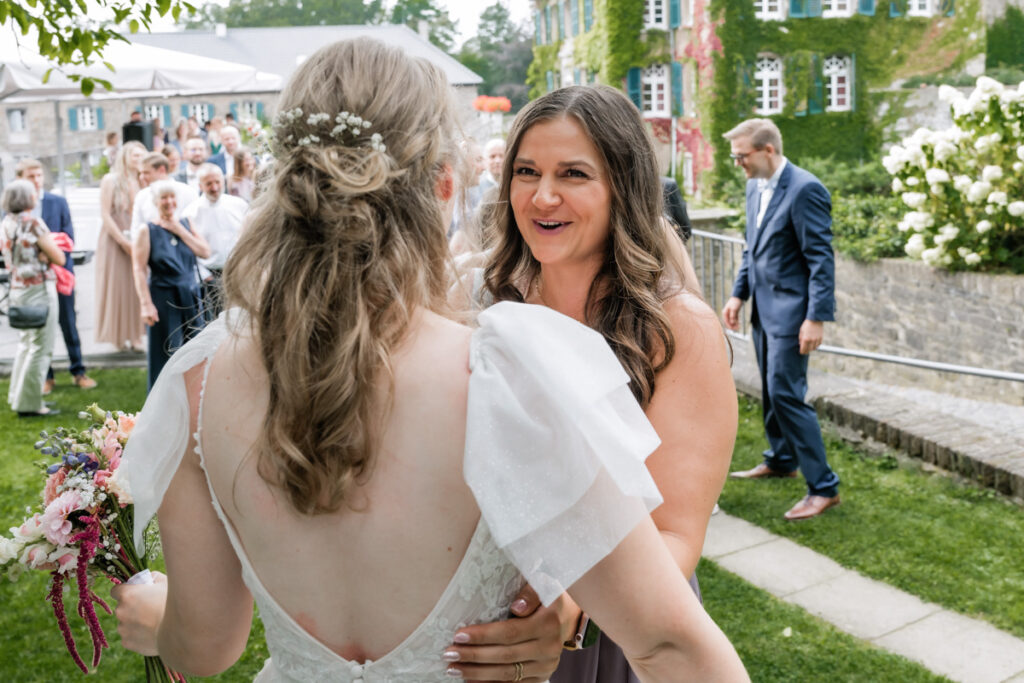 hochzeitsfotograf nrw fotografiert die gratulierenden Gäste