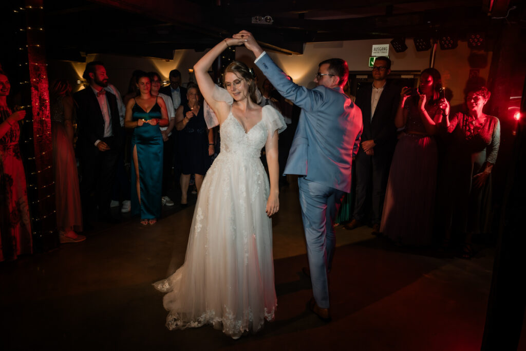 hochzeitsfotograf essen fotografiert den eröffnungstanz auf schloss linnep