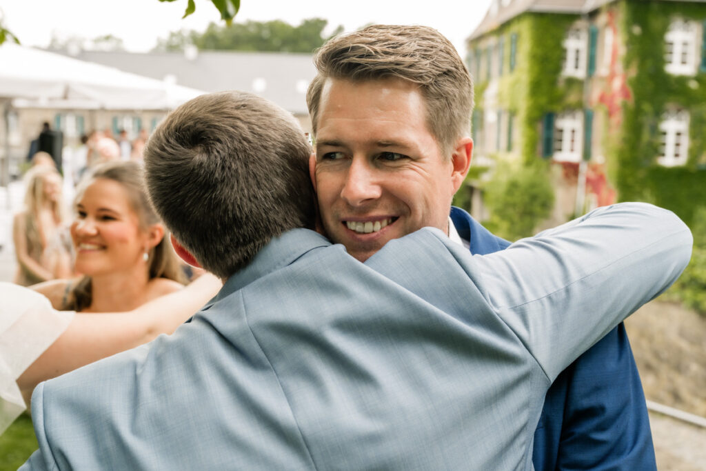 Hochzeitsgäste Gratulieren der Braut