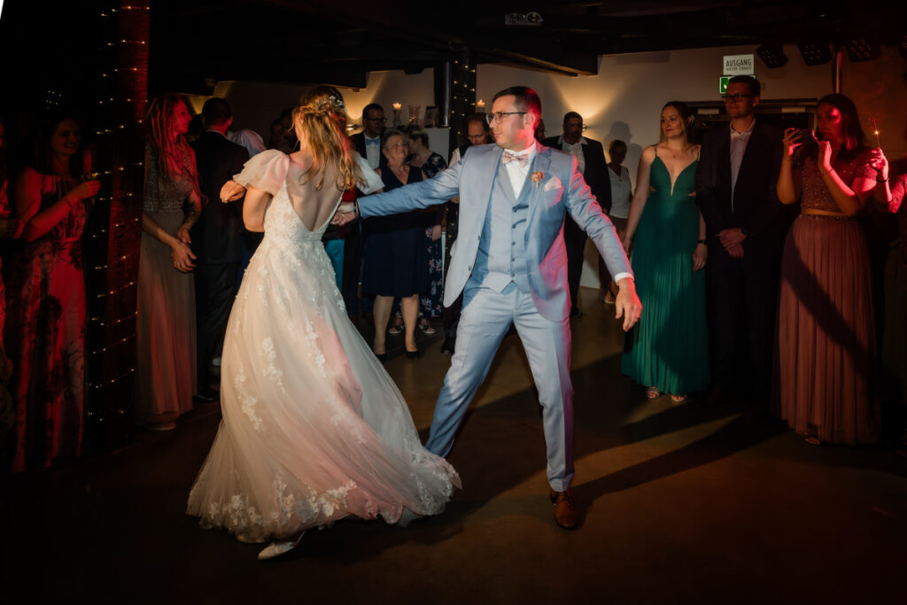 hochzeitsfotograf essen fotografiert den eröffnungstanz auf schloss linnep