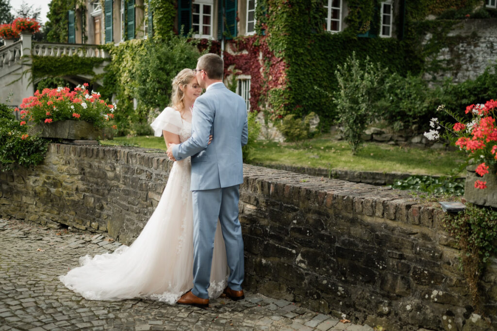 hochzeitsfotograf nrw fotografiert das Brautpaar in der Natur