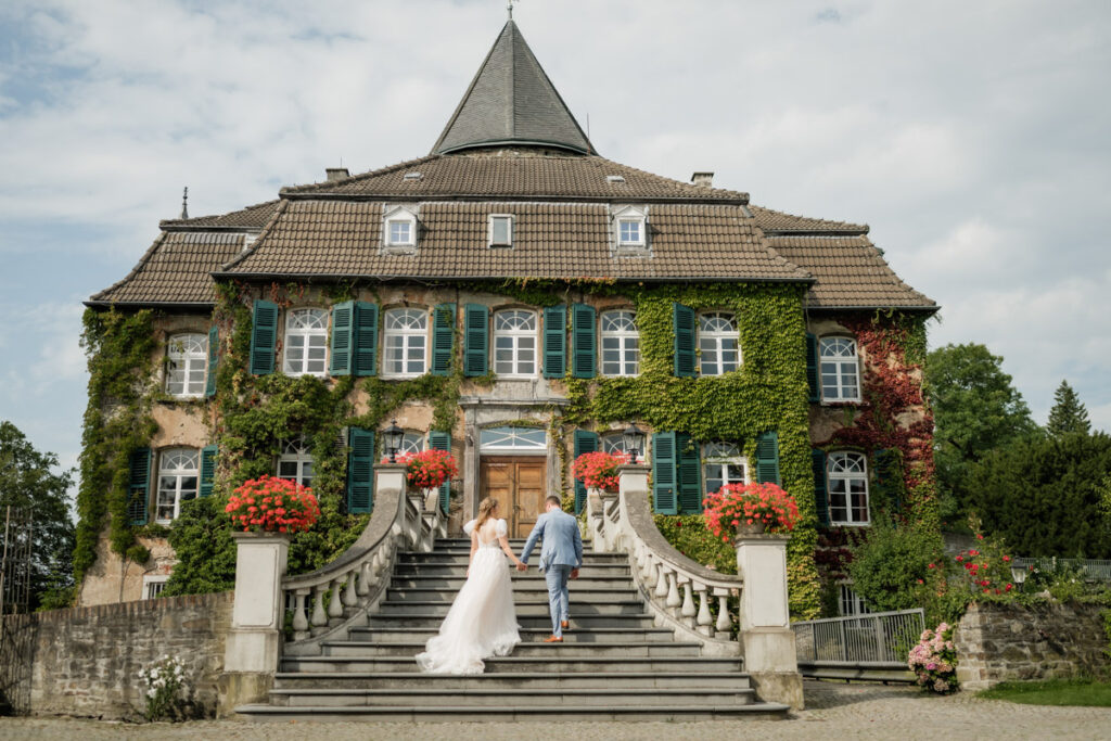 hochzeitspaar betritt das Schloss Linnep