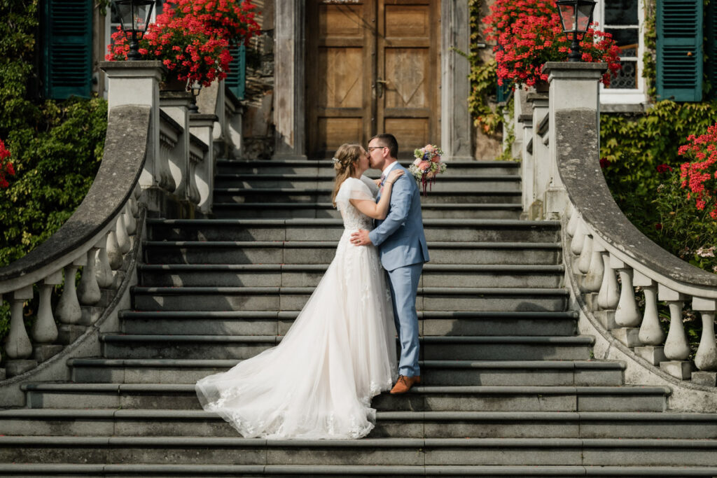hochzeitsfotograf essen fotografiert das Brautpaar auf einer Treppe