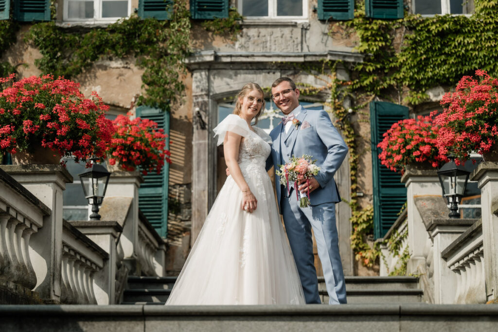 hochzeitsfotograf nrw fotografiert das Brautpaar vor Schloss Linnep in Ratingen