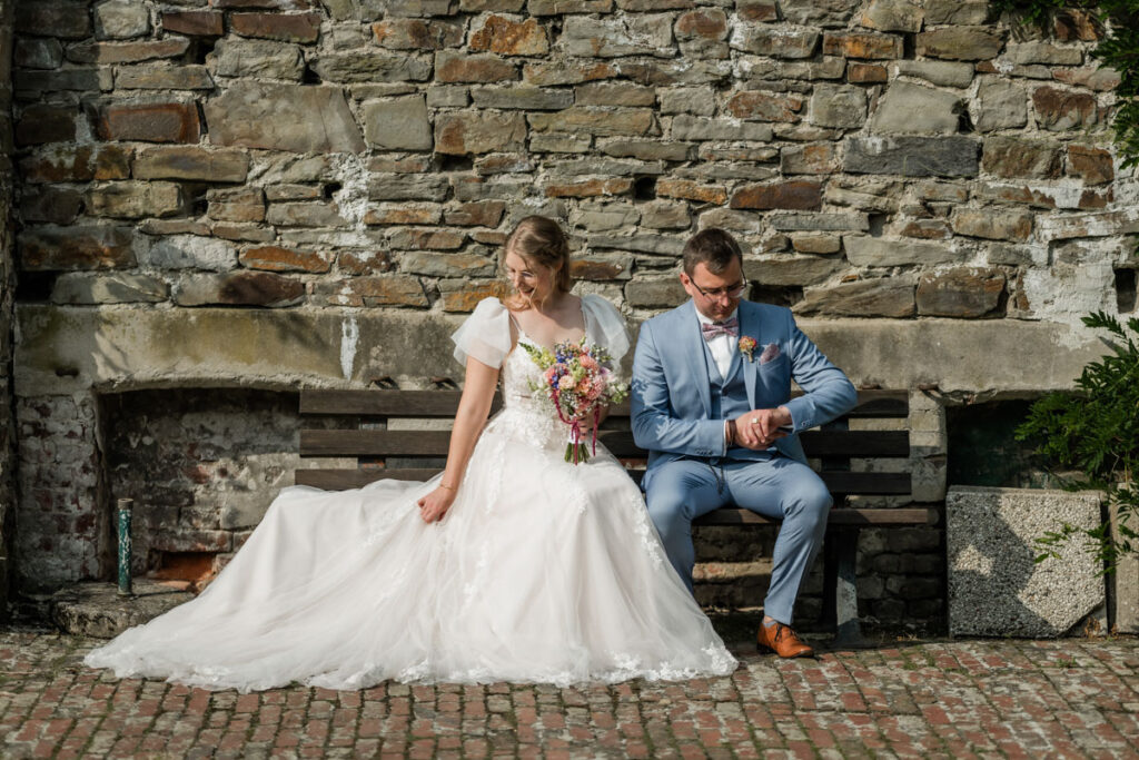 hochzeitsfotograf nrw fotografiert ein Brautpaar auf einer Bank