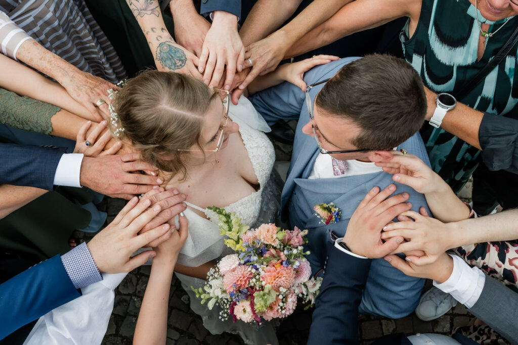 Brautpaar wird umarmt