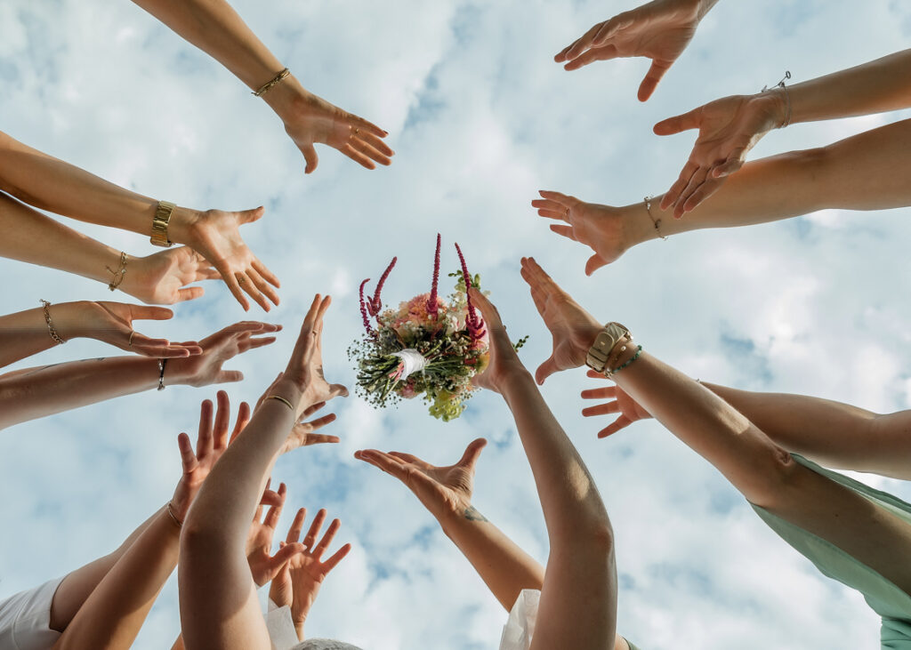 hochzeitsfotograf nrw fotografiert den Brautstrausswurf