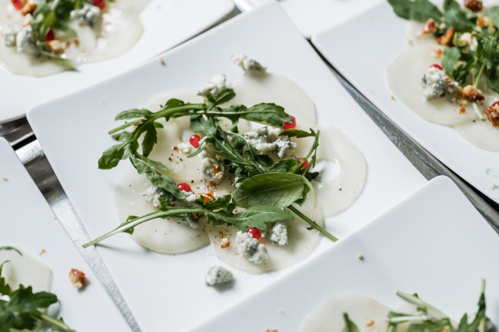 Teller mit Ziegenkäse und Spinat