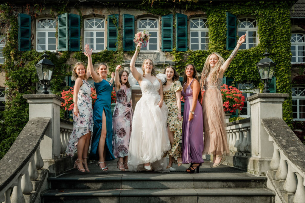 Brautjungfern freuen sich