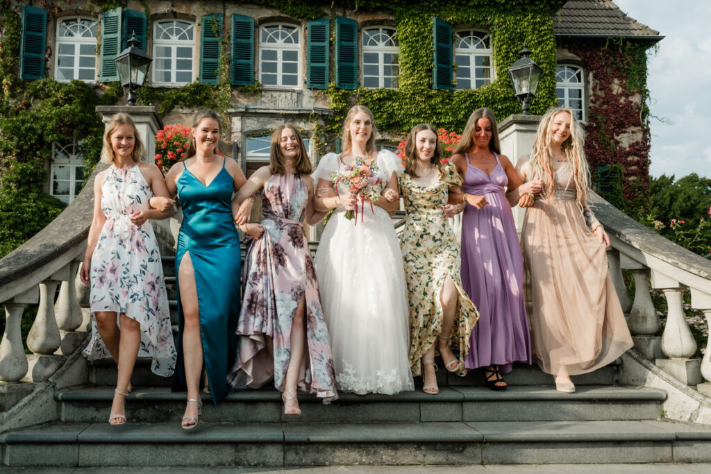 Braut und ihre Freundinnen auf einer Treppe