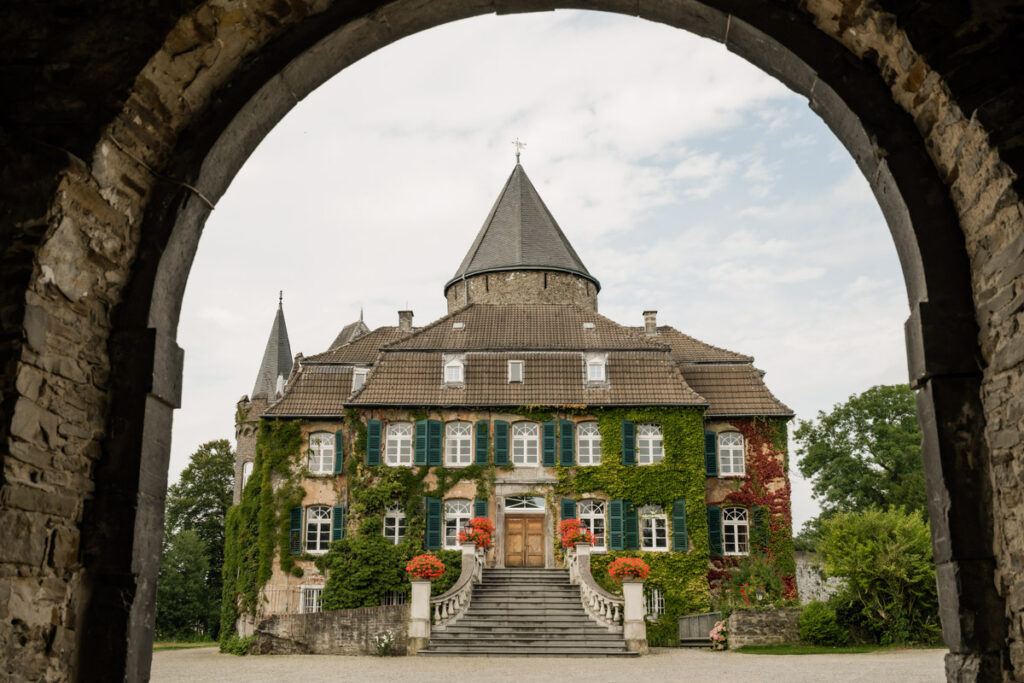 Schloss Linnep mit Bogen der Einfahrt