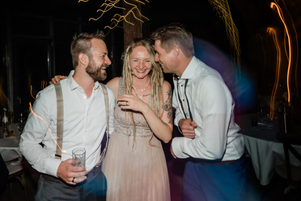 hochzeitsgäste auf einer Hochzeitsfeier im schloss linnep