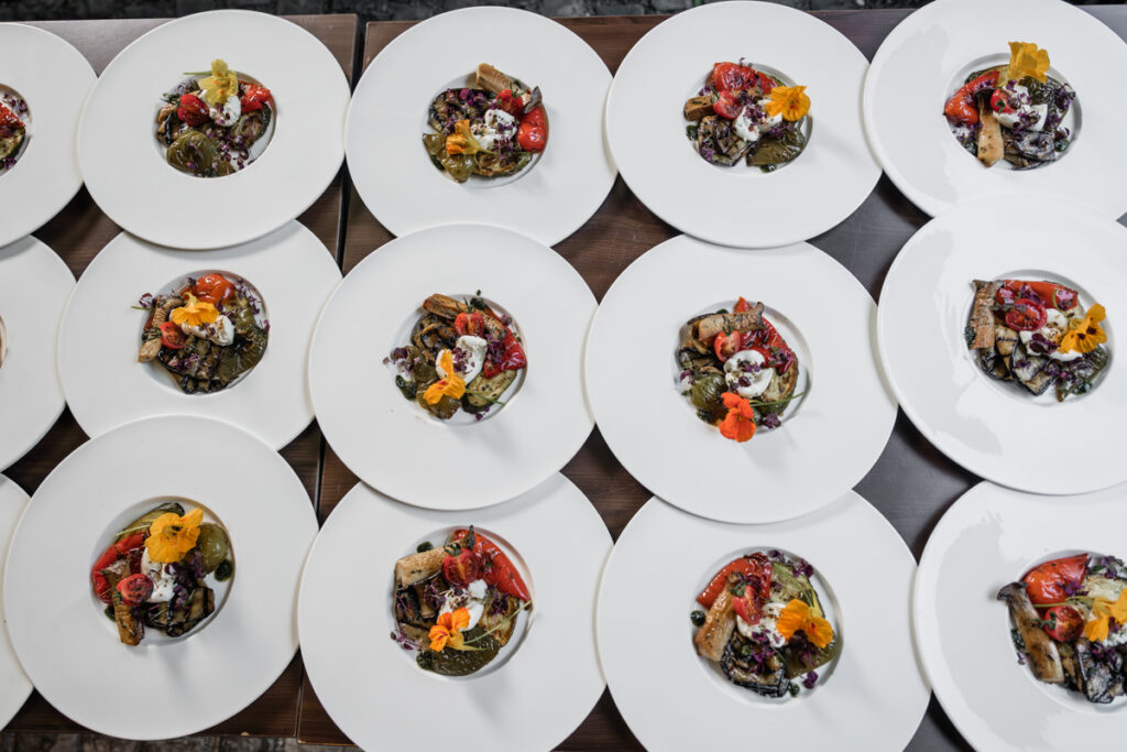 viel Teller für das Abendessen werden angerichtet