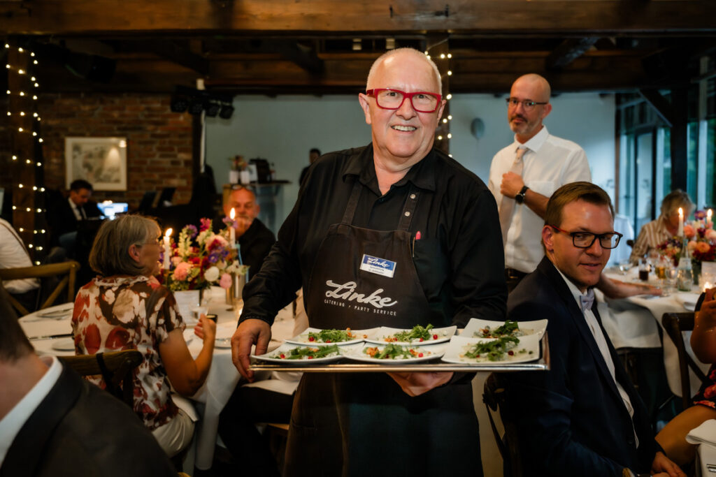Cateringservice Linke bringt das Abendessen zu den Hochzeitsgästen