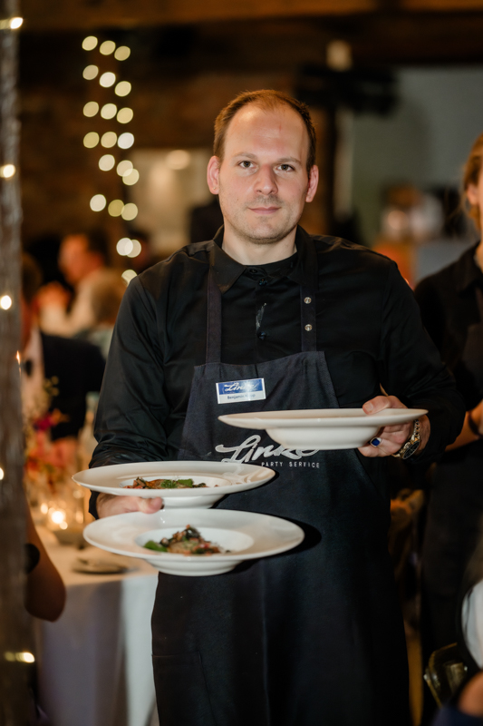 Cateringservice Linke bringt das Abendessen zu den Hochzeitsgästen