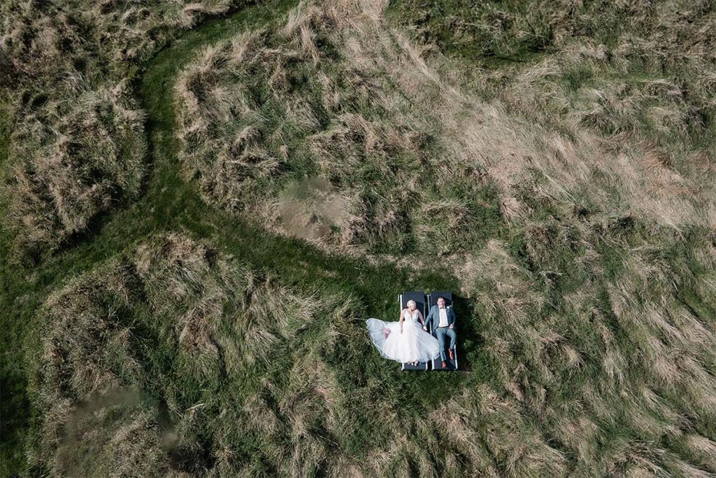 Hochzeitsfotos im Mintrops Landhotel mit Brautpaar auf der Wiese