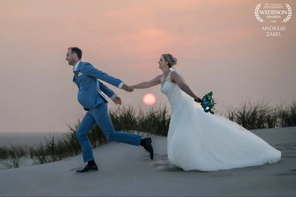 Hochzeitsfotograf Amrum fotografiert ein Brautpaar am Strand