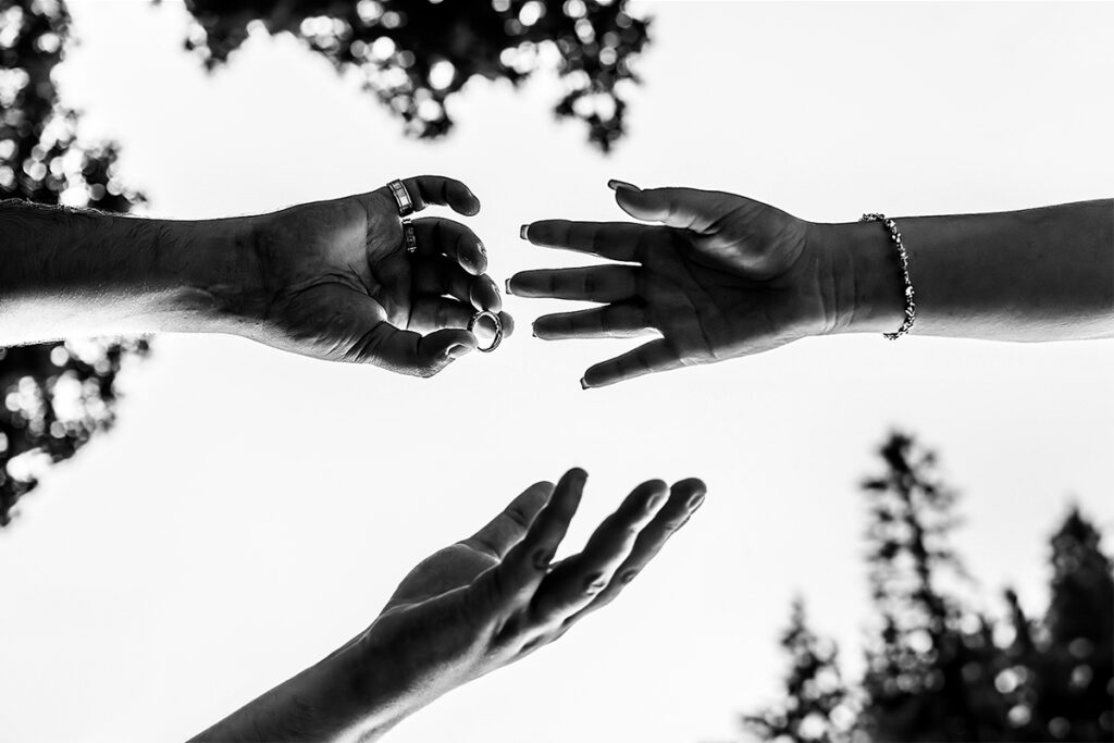 Trauringe werden auf Hände gesteckt